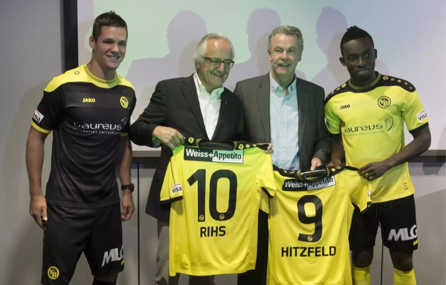 Jöggi Rihs und Ottmar Hitzfeld mit den beiden YB-Spielern Josh Simpson (l.) und Samuel Afum im Jahr 2013.