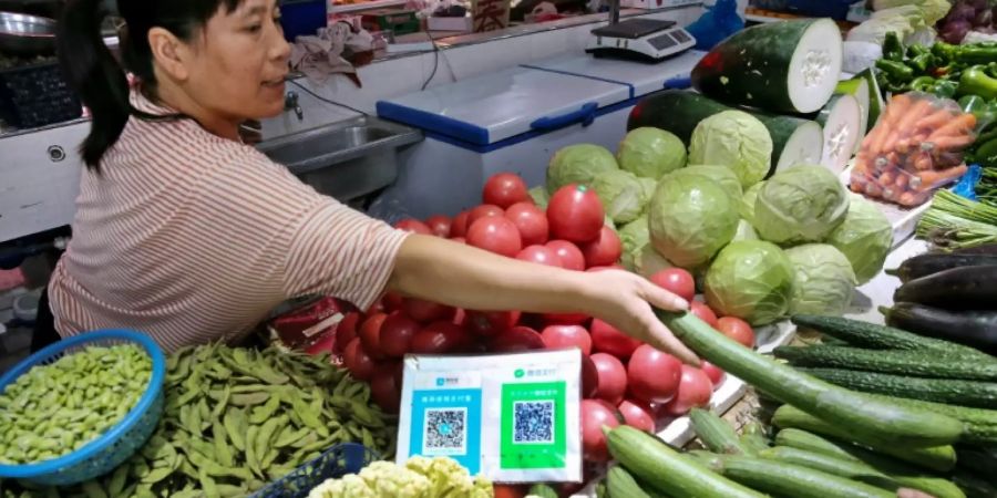 Die QR-Codes von Alipay und WeChat an einem Stand in Nantong