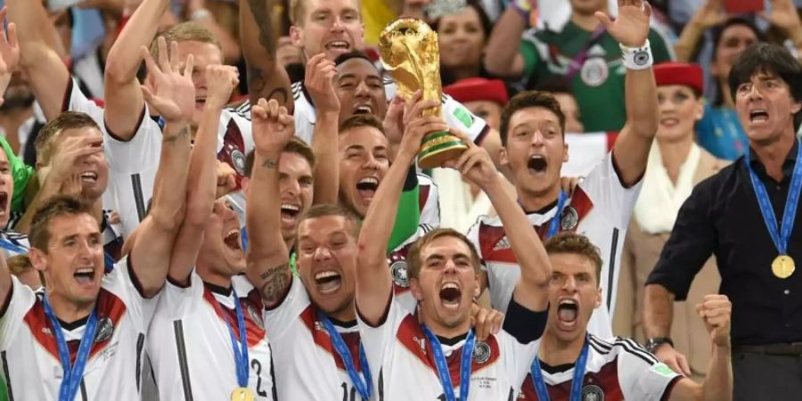 Die deutsche Nationalmannschaft feiert den WM-Sieg 2014. Foto: Andreas Gebert/dpa