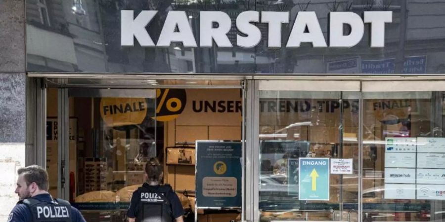 Am Hermannplatz in Berlin-Neukölln war die Polizei wegen eines Raubüberfalls im Einsatz. Foto: Fabian Sommer/dpa