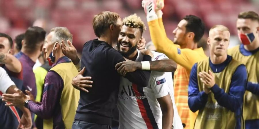 PSG-Trainer Thomas Tuchel umarmt den Matchwinner Eric Maxim Choupo-Moting. Foto: David Ramos/Pool Getty/AP/dpa