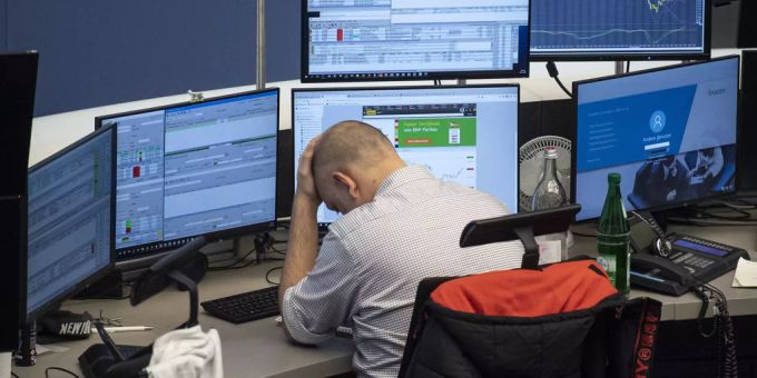 Ein Anleger an der Börse in Frankfurt. Die Corona-Krise beeinflusst den Dax Performance Index stark. Dax Performance Index Börse