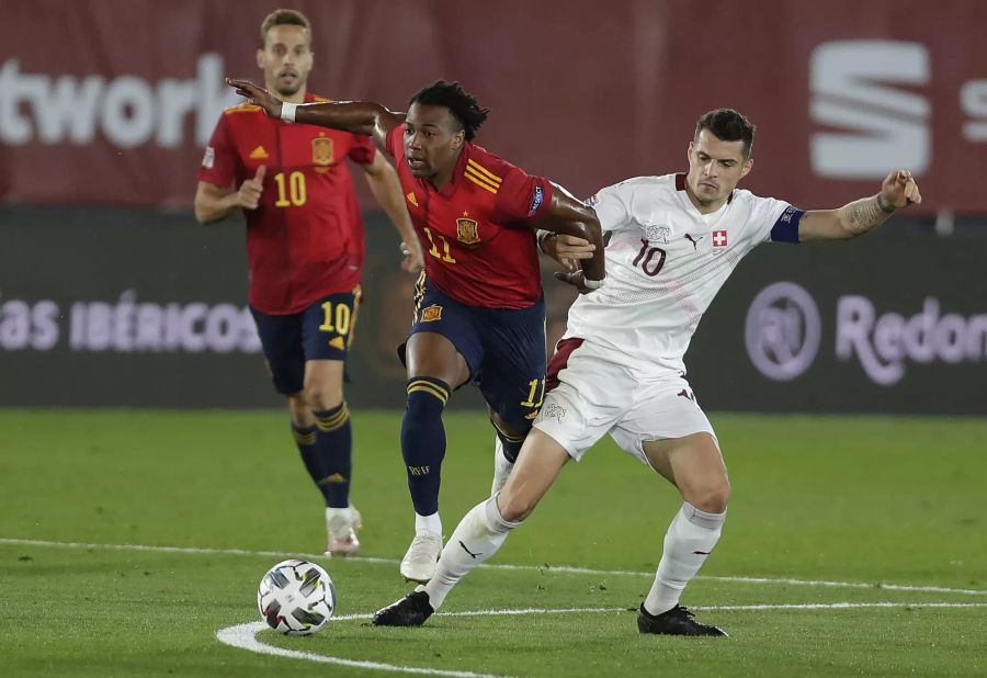 Granit Xhaka (r.) im Duell mit Adama Traoré (l.).