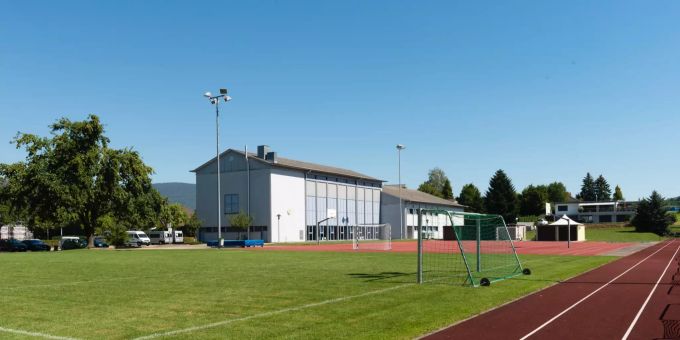 Mehrzweckhalle und der Fröschensaal mit Sportplatz in Härkingen. Mehrzweckhalle und der Fröschensaal mit Sportplatz in Härkingen.