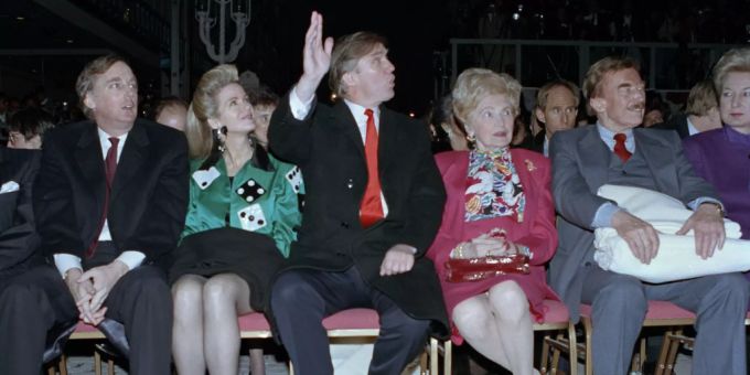Donald Trump (M) mit seiner Mutter Mary (3.v.r), seinem Vater Fred (2.v.r) und seiner Schwester Maryanne Trump Barry (r) im Jahr 1990. Donald Trump