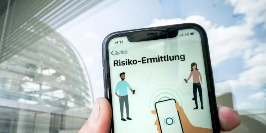 Falsche Warnung: Bei Nutzern der neuesten iOS-Version zeigt die Corona-Warn-App eventuell ein zu hohes Risiko an. Foto: Michael Kappeler/dpa