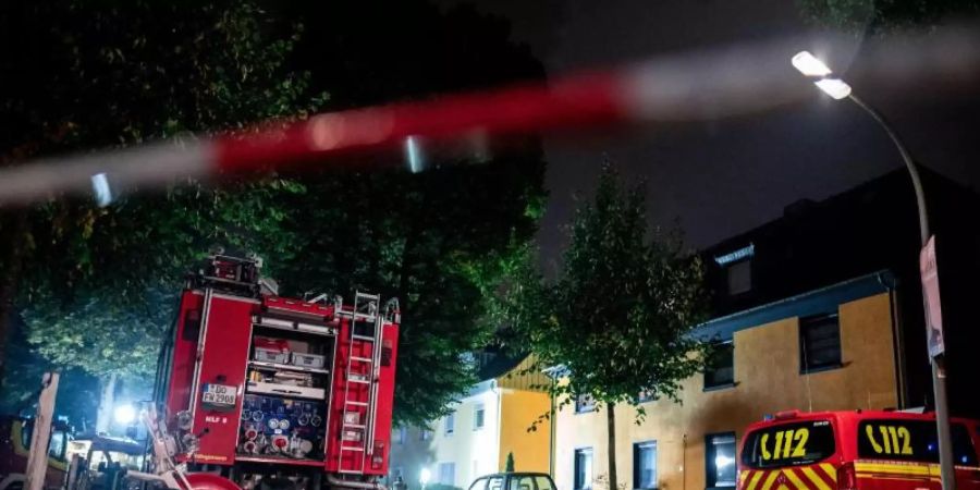 Feuerwehrfahrzeuge stehen vor dem Haus im Stadtteil Lütgendortmund. Foto: Fabian Strauch/dpa