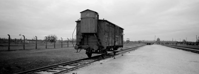 Ein Waggon steht auf den Eisenbahnschienen, von wo aus Hunderttausende von Menschen in die Gaskammern deportiert wurden, um im ehemaligen Nazi-Todeslager Auschwitz ermordet zu werden. holocaust