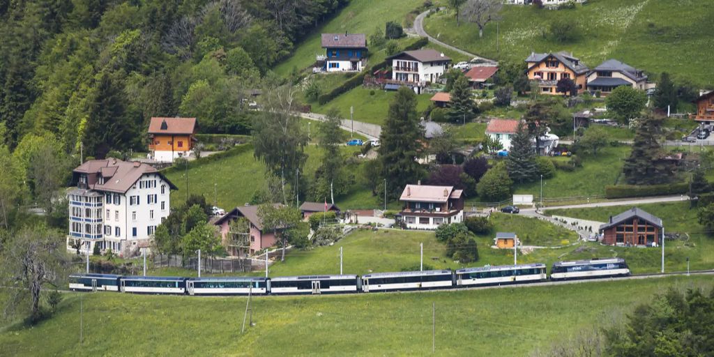 Zug der MontreuxBerner OberlandBahn in Rossinière VD entgleist