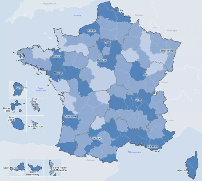 Die 7-Tage-Inzidenz in den Départements Frankreichs: In allen dunkelblauen Regionen wurden 50 Neuinfektionen pro 100'000 Einwohner in einer Woche registriert. Coronavirus Frankreich Risikogebiete Situation