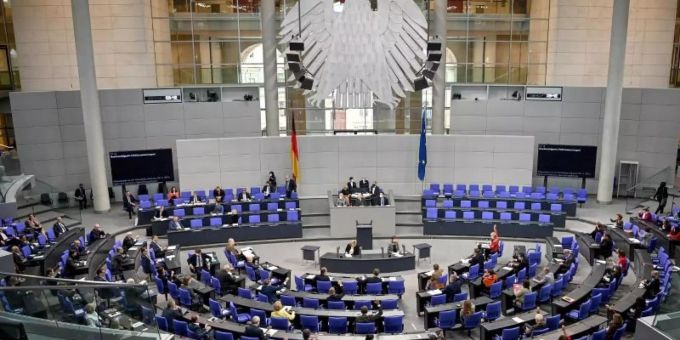 Immer mehr Parteien wollen das Parlament stärker an Corona-Entscheidungen beteiligen. Foto: Britta Pedersen/dpa-Zentralbild/dpa Immer mehr Parteien wollen das Parlament stärker an Corona-Entscheidungen beteiligen. Foto: Britta Pedersen/dpa-Zentralbild/dpa