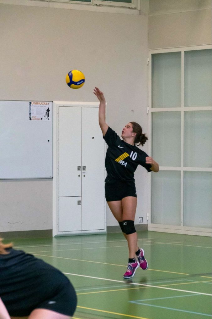 Aufschlag der BSC Zelgli.