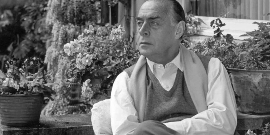 ARCHIV - Der Schriftsteller Erich Maria Remarque in seinem Haus am Lago Maggiore (undatiert). Remarque errang mit seinem desillusionierenden Kriegsroman «Im Westen nichts Neues» (1929) Weltruhm. Der aus Osnabrück stammende Schriftsteller starb vor 50 Jahren, am 25. September 1970, im schweizerischen Locarno. Foto: DB/dpa