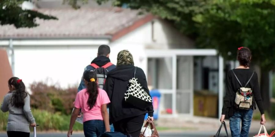 Flüchtlinge kommen in einer Flüchtlingsunterkunft an. In den Jahren 2015 und 2016 hatte Deutschland insgesamt mehr als 1,1 Millionen Asylsuchende aufgenommen. Foto: Swen Pförtner/dpa