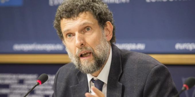 Der türkische Intellektuelle Osman Kavala 2014 bei einer Veranstaltung in Brüssel. Foto: Wiktor Dabkowski/dpa kavala