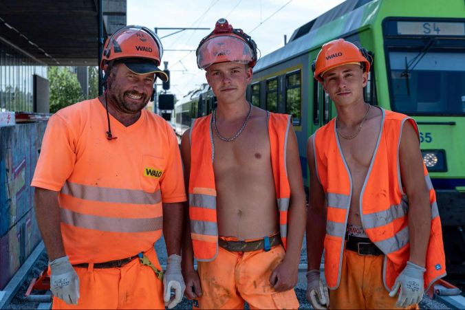 Vl.: Pflasterer Jonny Silver mit den beiden EFZ Strassenbauern Micha Seewer und Frank Schild