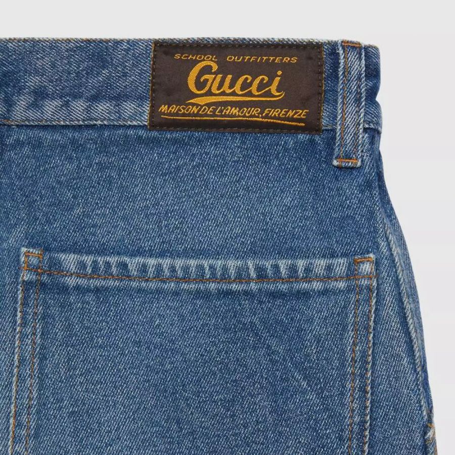 Das kleine Logo auf der Rückseite der Hose macht auf die Luxusmarke aufmerksam.