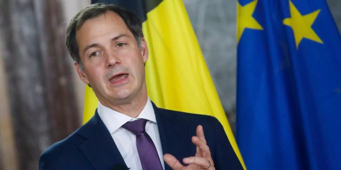 Alexander De Croo, Vorsitzender der Open VLD, spricht bei einer Pressekonferenz gemeinsam mit dem zweiten offiziellen Unterhändler der Regierungsbildung, dem wallonischen Sozialdemokraten Magnette. Der flämische Liberale De Croo soll neuer Ministerpräsident von Belgien werden. Zuvor hatten sich sieben Parteien auf eine sozialliberale sogenannte Vivaldi-Koalition geeinigt. 30.09.2020, Belgien, Brüssel Regierungskoalition in Belgien