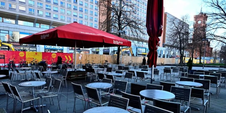 Cafe auf dem Alexanderplatz in Berlin im März