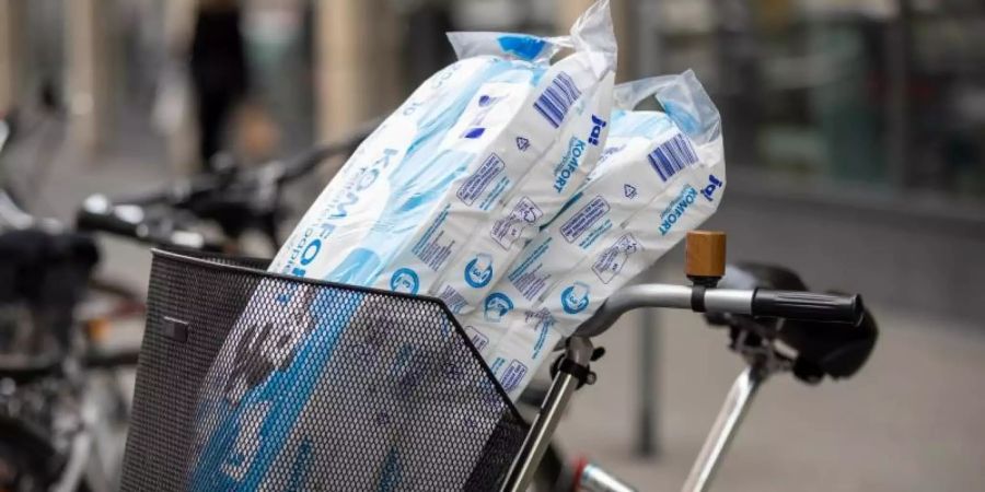 Es geht wieder los: Deutschlands Verbraucher decken sich angesichts steigender Corona-Infektionen amtlichen Zahlen zufolge wieder zunehmend mit Hygieneartikeln und bestimmten Lebensmitteln ein. Foto: Daniel Karmann/dpa
