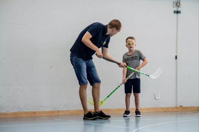 Die erfahrenen Unihockeyspieler geben ihr Wissen an die Jüngsten weiter. UHC Wild Tigers