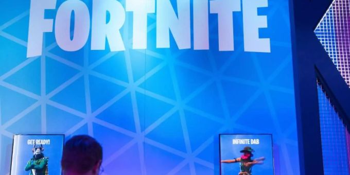 Besucher stehen auf der Spielemesse Gamescom an einem "Fortnite"-Stand an. Fortnite