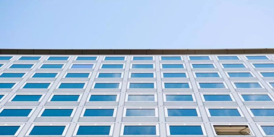Ein Fenster an einem Gebäude steht zum Lüften auf Kipp. Eines der einfachsten Mittel zum Schutz gegen Corona: Ab an die frische Luft. Foto: picture alliance / dpa