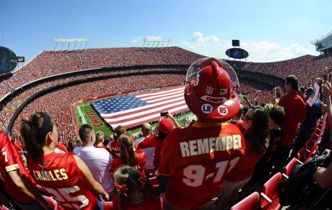 Das «Arrowhead»-Stadion, Heimstätte der Chiefs, fasst gut 76'000 Fans und ist Schauplatz des Eröffnungsspiels der NFL-Saison 2023/24. Arrowhead NFL