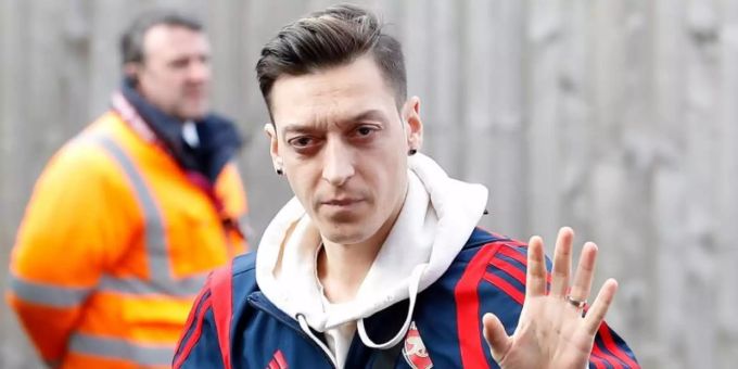 Der ehemalige deutsche Nationalspieler Mesut Özil steht beim Premier-League-Club FC Arsenal unter Vertrag. Foto: Martin Rickett/PA Wire/dpa Der ehemalige deutsche Nationalspieler Mesut Özil steht beim Premier-League-Club FC Arsenal unter Vertrag. Foto: Martin Rickett/PA Wire/dpa