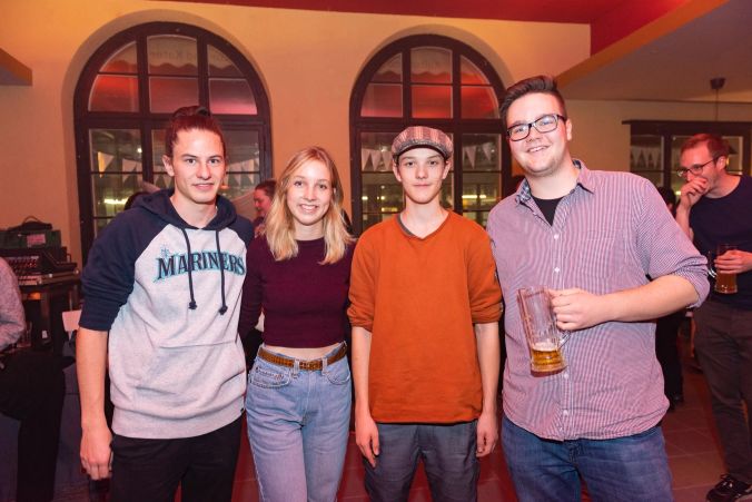 Vier FReunde im Coq d'Or: Benedikt, Luna, Silas und Valentin.