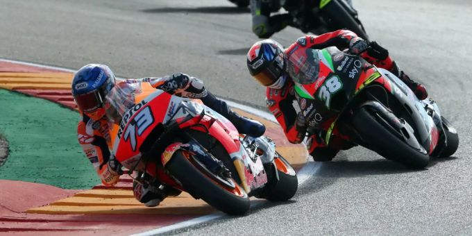 Álex Márquez (l.) bei MotoGP in Aragón. Hinter ihm fährt der Brite Bradley Smith. Álex Márquez