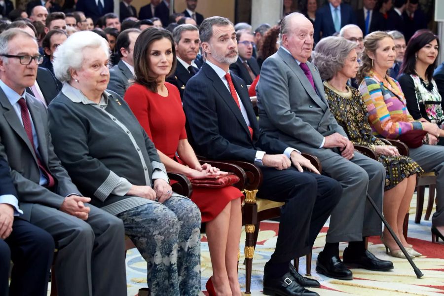 Juan Carlos (r.) mit seiner Frau Sofia (rechts von ihm), seinem Sohn und heutigem König Felipe (M.) und Königin Letizia.