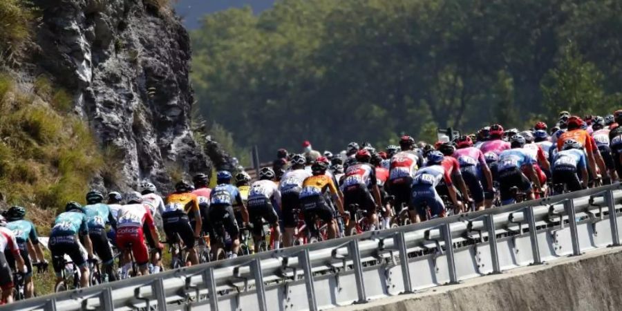 Das Fahrerfeld hat noch eine Etappe in den Alpen zu absolvieren. Foto: Christophe Ena/AP/dpa