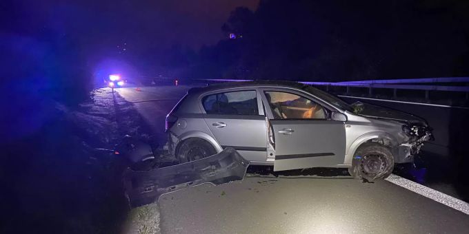 Die betrunkene Frau schlief am Steuer ein und verlor Kontrolle über ihr Fahrzeug. Alkoholisiert am Steuer eingeschlafen