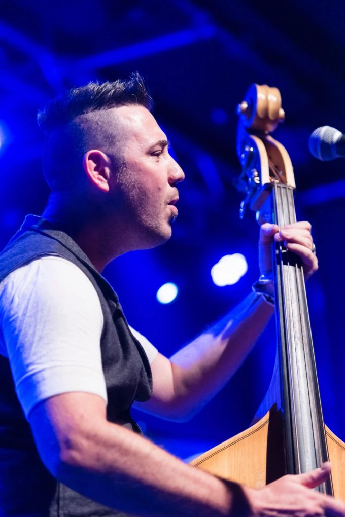 Philipp Oeggerli spielt Bass und singt Harmony.