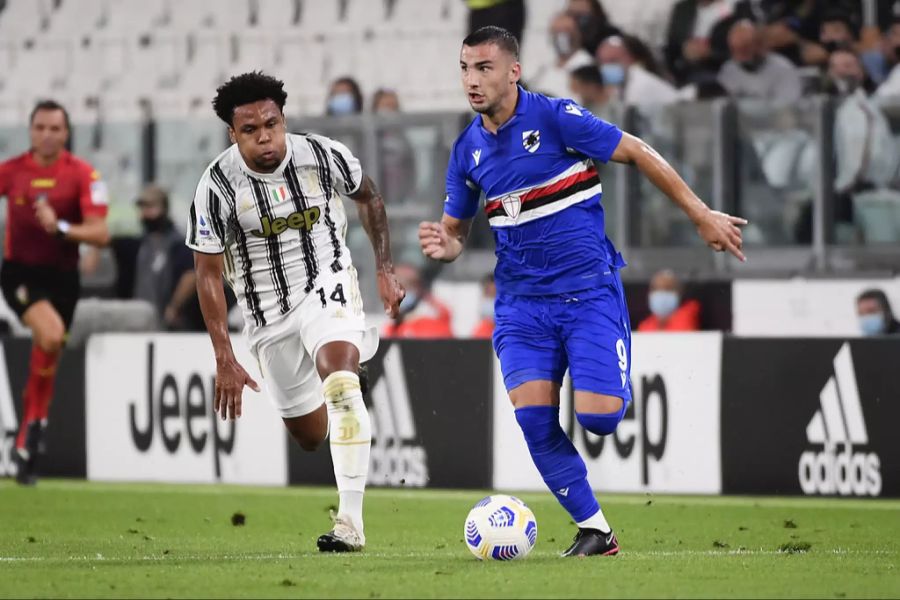 Der Ex-Schalker McKennie im Duell mit Genuas Federico Bonazzoli.