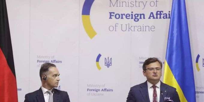 Aussenminister Heiko Maas (l) im Gespräch mit seinem ukrainischen Amtskollegen Dmytro Kuleba in Kiew. Foto: Valentin Ogirenko/Pool Reuters/AP/dpa Aussenminister Heiko Maas (l) im Gespräch mit seinem ukrainischen Amtskollegen Dmytro Kuleba in Kiew. Foto: Valentin Ogirenko/Pool Reuters/AP/dpa