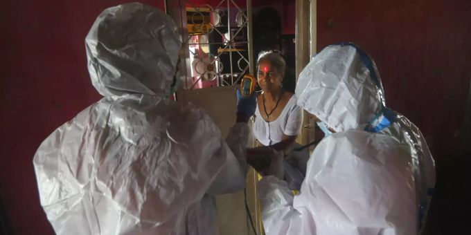 Bei einer Frau wird Fieber gemessen. Indien zählt neu fast drei Millionen Infizierte. APTOPIX Virus Outbreak India