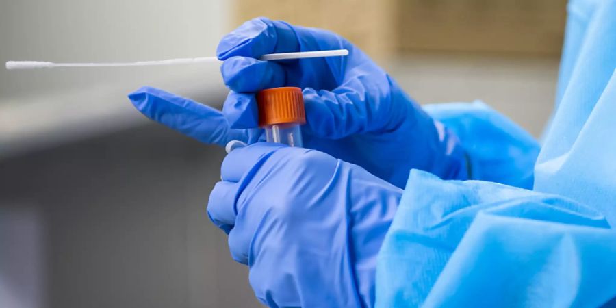 Fast 6000 Personen wurden innerhalb der letzten 24 Stunden positiv auf das Coronavirus getestet. (Archivbild)