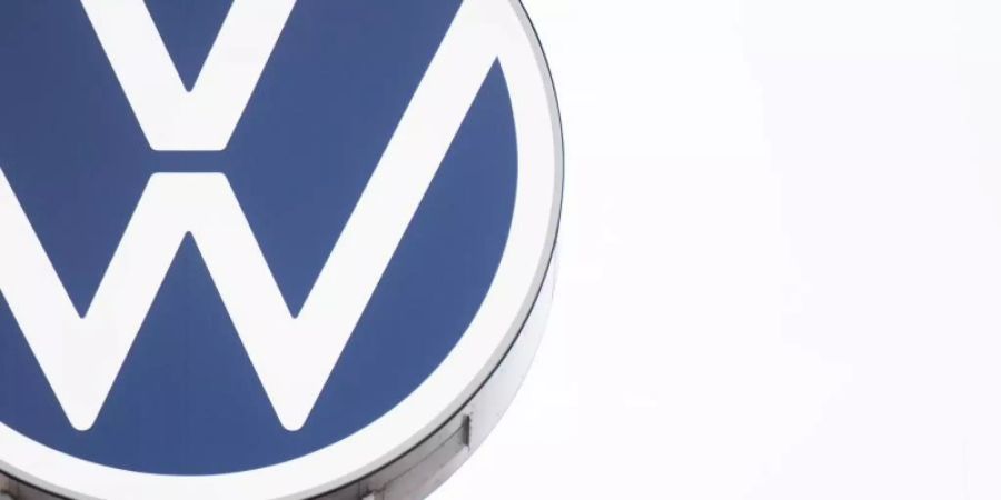 DaS VW-Logo auf dem Dach des Markenhochhauses im Volkswagen Werk Wolfsburg. Foto: Julian Stratenschulte/dpa