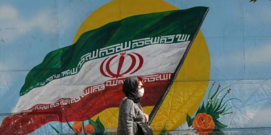 Eine Iranerin mit Mund-Nase-Maske