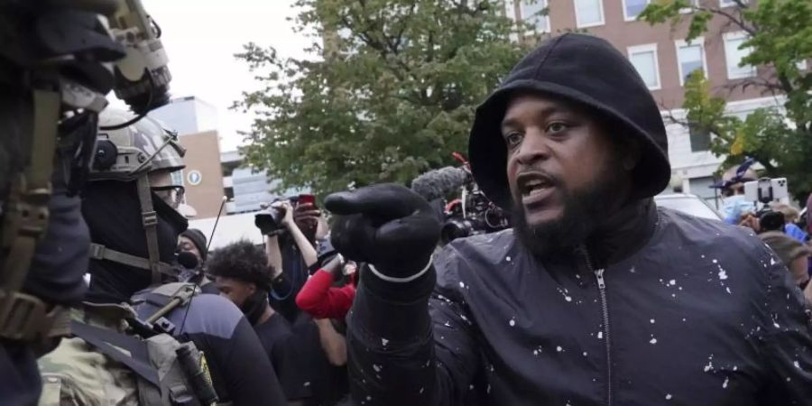 Ein Demonstrant in der US-Stadt Louisville hat eine Auseinandersetzung mit einem Sicherheitsleuten. Foto: John Minchillo/AP/dpa