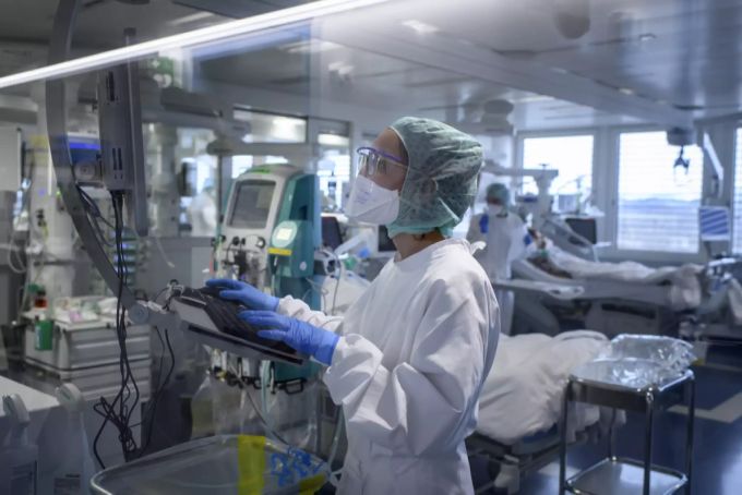 Eine Medizinerin in der Intensivstation des Kantonsspitals Freiburg. Wann geraten die Spitäler wieder an ihre Kapazitätsgrenzen? Coronavirus Intensivstation Kapazität Patienten