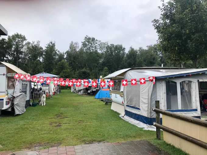 Die Camper in Avenches Plage VD trotzen wie das 1. August-Dekor dem Dauerregen.