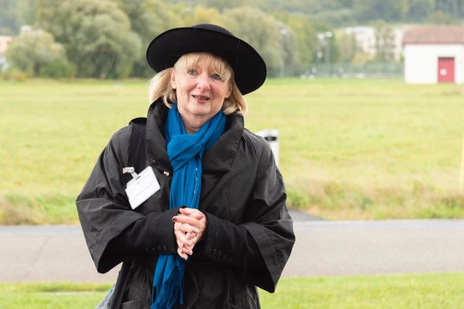 Emma Anna Studer empfängt die Gäste auf dem Flugplatz Gheid zu einer besonderen Stadtführung.