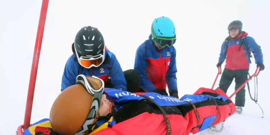 Teilnehmer eines Lehrganges für Bergretter der Bergwacht trainieren auf dem Nebelhorn bei Oberstdorf (Bayern) den Umgang mit einem Ackja. Bei dem einwöchigen Lehrgang üben Bergwacht-Anwärter verschiedene Besonderheiten der Winterrettung. Foto: picture alliance / Karl-Josef Hildenbrand/dpa