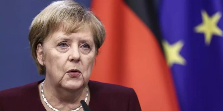 In ihrem Podcast warnt Bundeskanzlerin Angela Merkel: «Es stehen schwierige Monate bevor.». Foto: Kenzo Tribouillard/AFP Pool/AP/dpa
