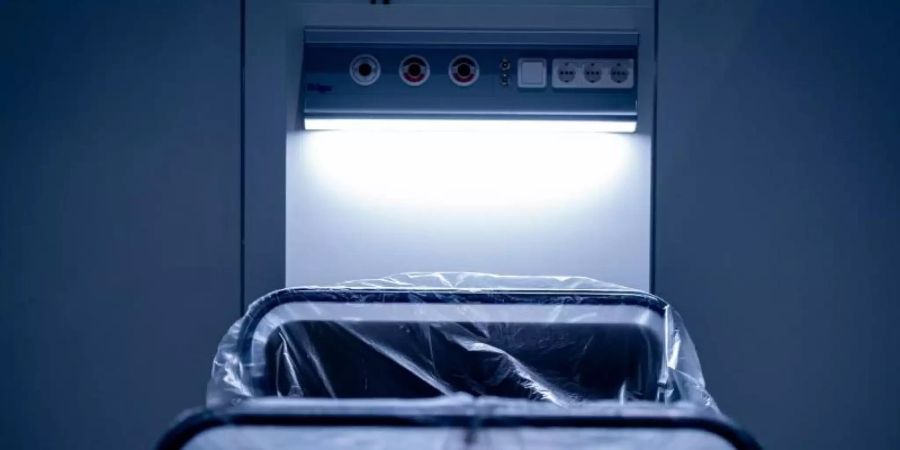 Ein Krankenhausbett zur Behandlung von Corona-Patienten: In Deutschland haben wieder mehr Menschen Angst vor einer Infektion mit em Coronavirus. Foto: Peter Steffen/dpa