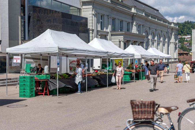 Marktstände auf dem Schlossplatz.