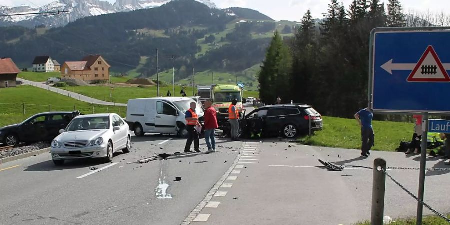 Beim Auffahrunfall zwischen Appenzell und Meistersrüte wurden vier Personen verletzt. Weil ein Auto das Geleise der Appenzeller Bahn blockierte, kam es zu einem zweistündigen Bahnunterbruch.